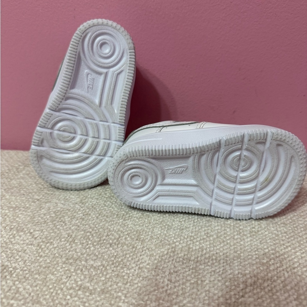 Nike Kids White and Gray Sneakers size 4.5c - Picture 5 of 5